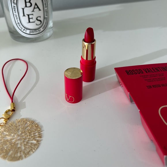 Valentino Travel Size Lipstick in 22r Rosso - Picture 3 of 3